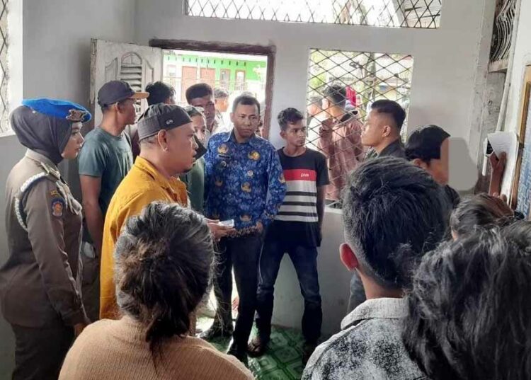 Warga dan Satpol PP Padang amankan remaja yang diduga lakukan perbuatan mesum