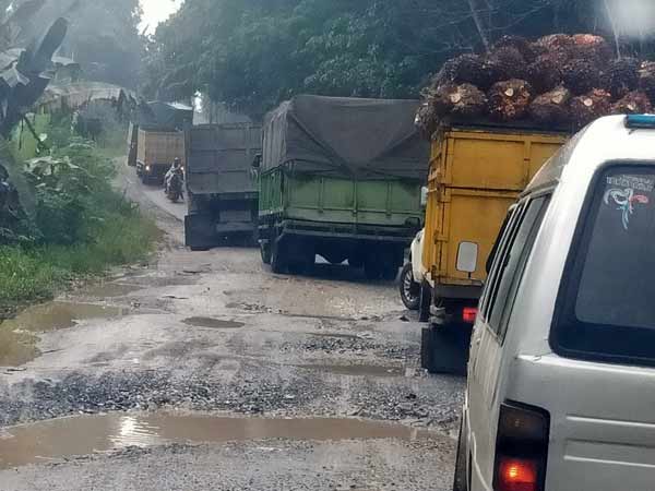 Jalan lintas tengah yang rusak