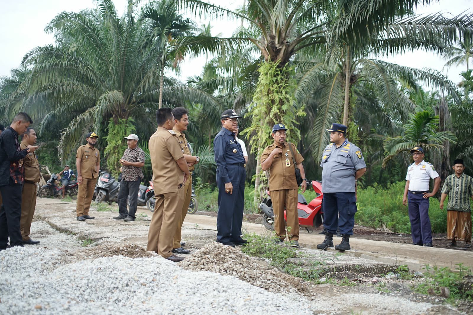 Bupati HM Wardan tinjau pengerjaan jalan