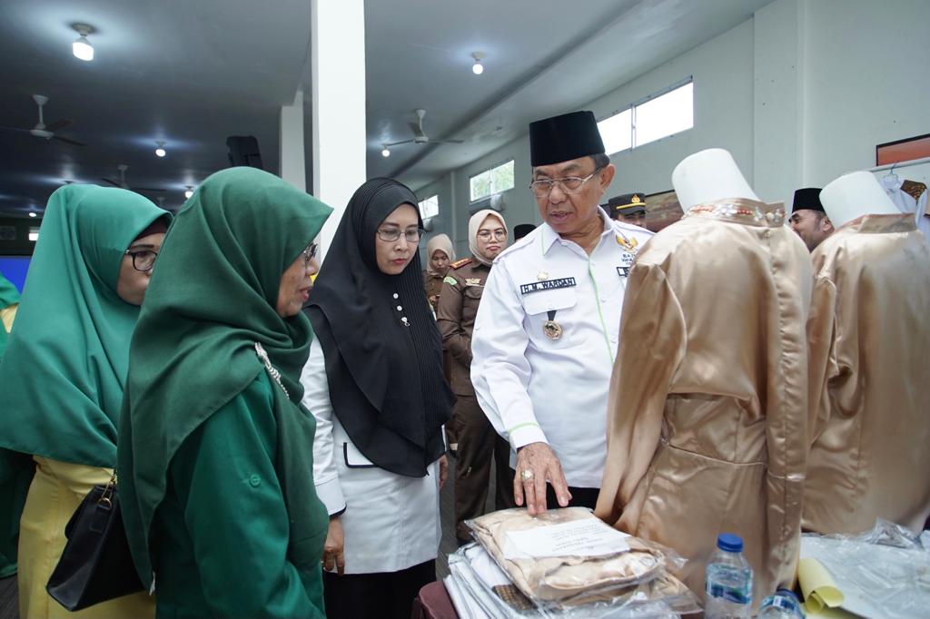 Bupati HM Wardan tinjau produksi pakaian dari mustahik