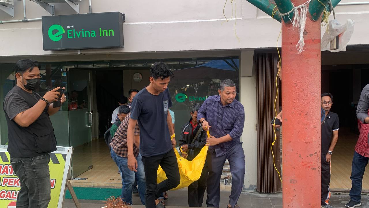 evakuasi kades yang ditemukan meninggal dunia dalam hotel (Foto: Batamnews)