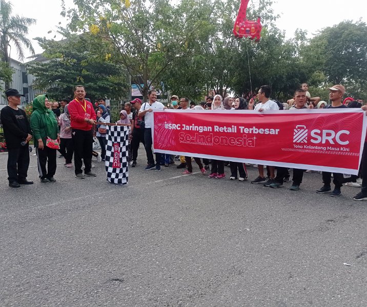 Ketua Paguyuban SRC Pekanbaru Ronny Zai melepas peserta jalan santai Festival SRC di kawasan Car Free Day Pekanbaru, Minggu (6/11/2022). Foto: Surya/Riau1.