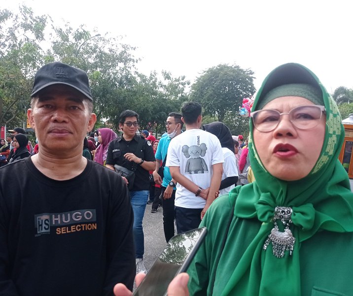 Asisten II Setdako Pekanbaru El Syabrina bersama Kepala Diskop UKM Sarbaini. Foto: Surya/Riau1.
