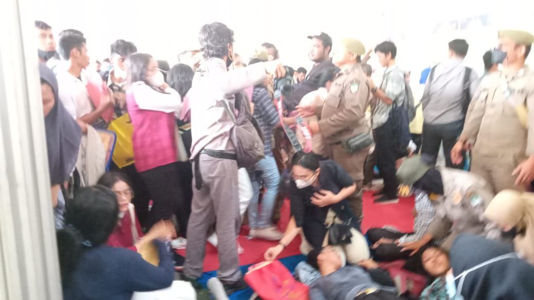 Pencari kerja yang pingsan di Job Fair Batam (Foto:Batamnews)