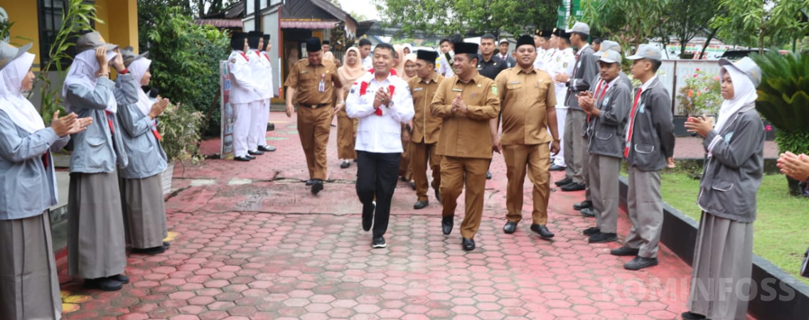 Sekda Bengkalis Dedy Sambudi di SMAN 1 Teluk Kuantan