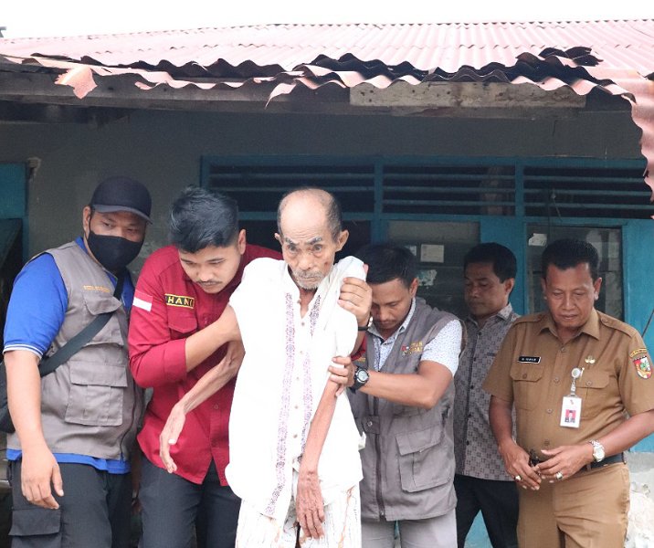 Asrial (78), pria lansia yang hidup sebatang kara dibawa tim Dinsos Pekanbaru ke rumah sakit. Foto: Istimewa.