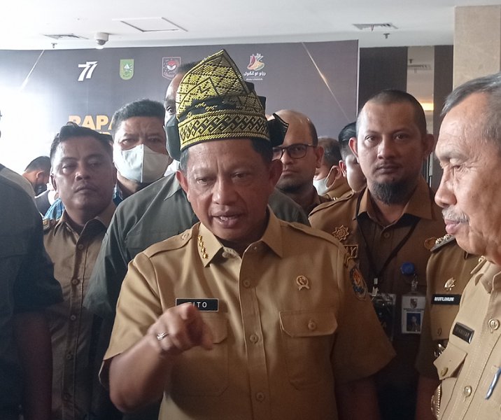 Mendagri Tito Karnavian usai rapat dengan gubernur Riau, bupati, wali kota, camat, dan lurah di Hotel Grand Central Pekanbaru, Selasa (8/11/2022). Foto: Surya/Riau1.