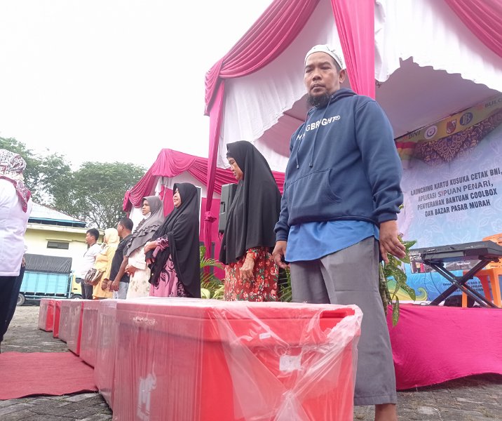 Pedagang ikan Pasar Limapuluh Pekanbaru menerima bantuan Coolbox dari Kementerian Kelautan dan Perikanan (KKP), Rabu (9/11/2022). Foto: Surya/Riau1.