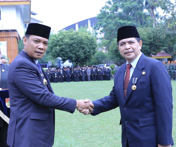 Pj Wali Kota Pekanbaru Muflihun bersalaman dengan Kepala Dinas Pertanahan Dedi Gusriadi yang telah mengabdi sebagai PNS selama 30 tahun. Foto: Istimewa.