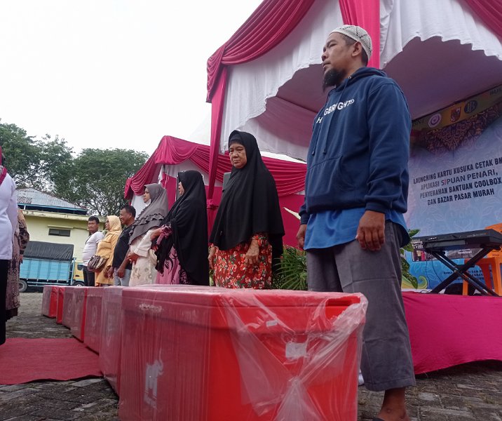 Pedagang ikan Pasar Limapuluh Pekanbaru menerima bantuan Cool box dari Kementerian Kelautan dan Perikanan, Rabu (9/11/2022). Foto: Surya/Riau1.