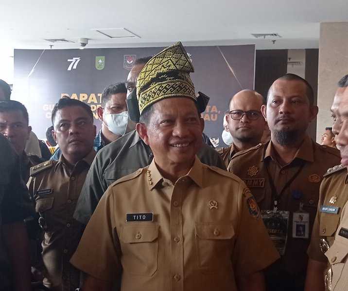 Mendagri Tito Karnavian usai rapat dengan gubernur Riau, bupati, wali kota, camat, dan lurah di Hotel Grand Central Pekanbaru, Selasa (8/11/2022). Foto: Surya/Riau1.