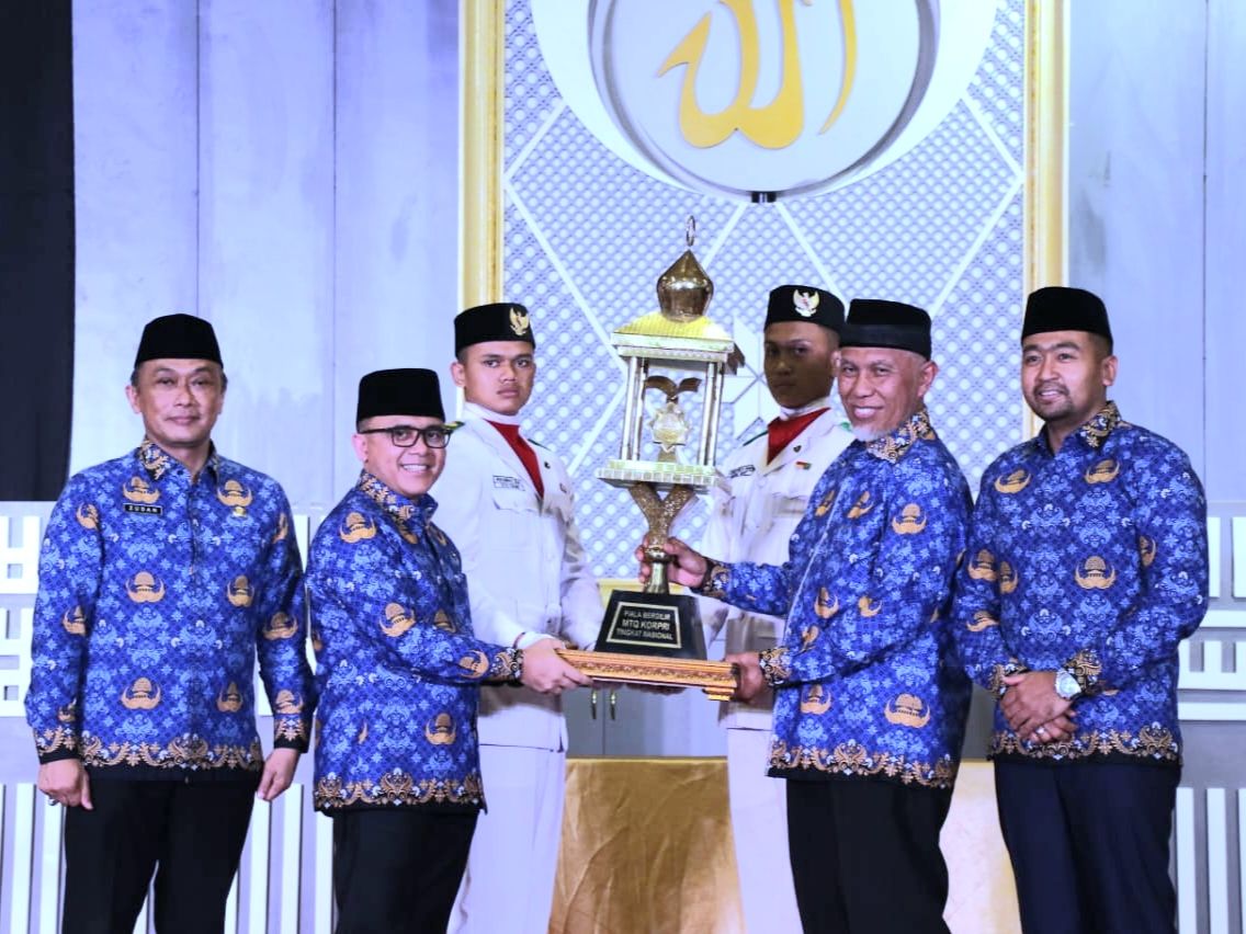 Penyerahan piala juara umum MTQN VI Korpri 2022