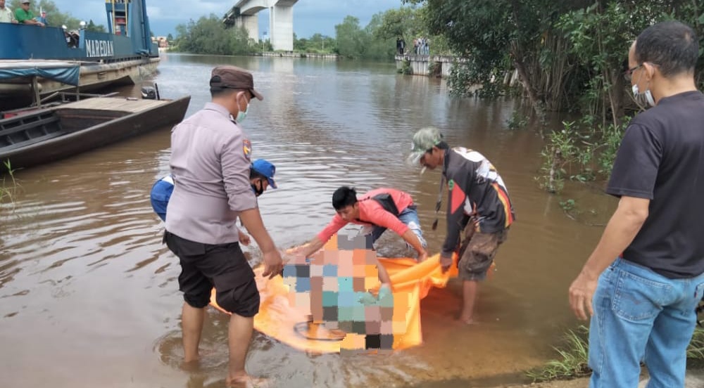 Evakuasi mayat korban pembunuhan