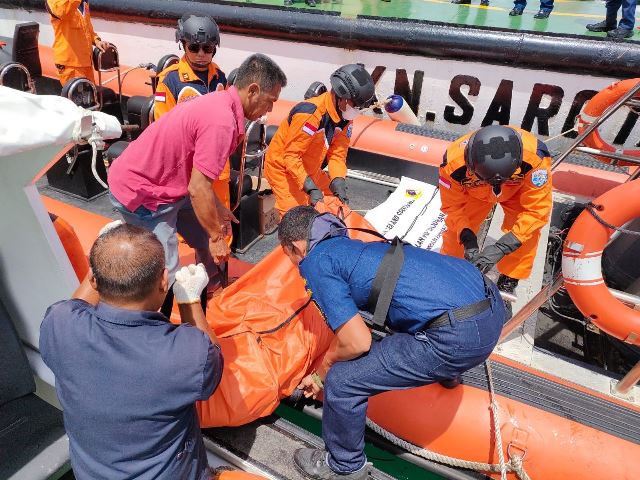 Evakuasi korban kapal tenggelam/net