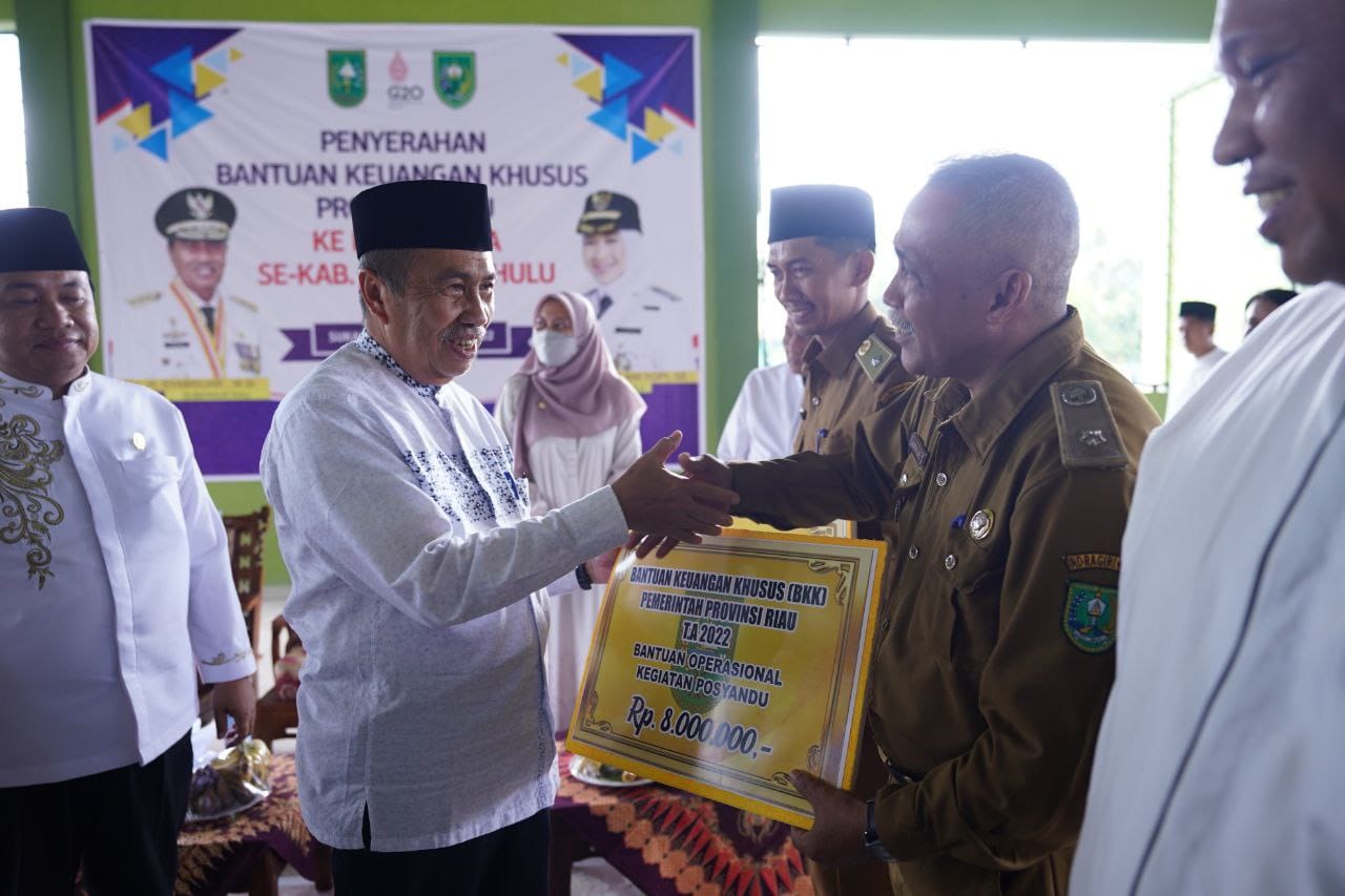 Gubernur Riau, Syamsuar serahkan Bankeu Desa di Inhu