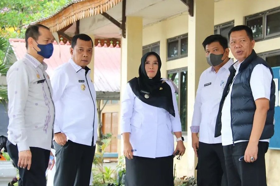 Pj Wali Kota Pekanbaru Muflihun (dua dari kiri) saat meninjau Kantor Kecamatan Payung Sekaki, Rabu (16/11/2022) petang. Foto: Istimewa.