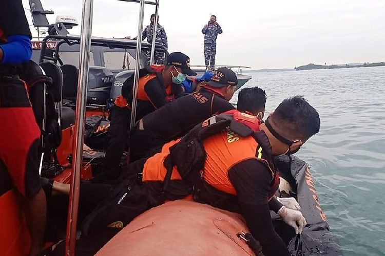 Evakuasi korban kapal tenggelam (Foto:Batamnews)
