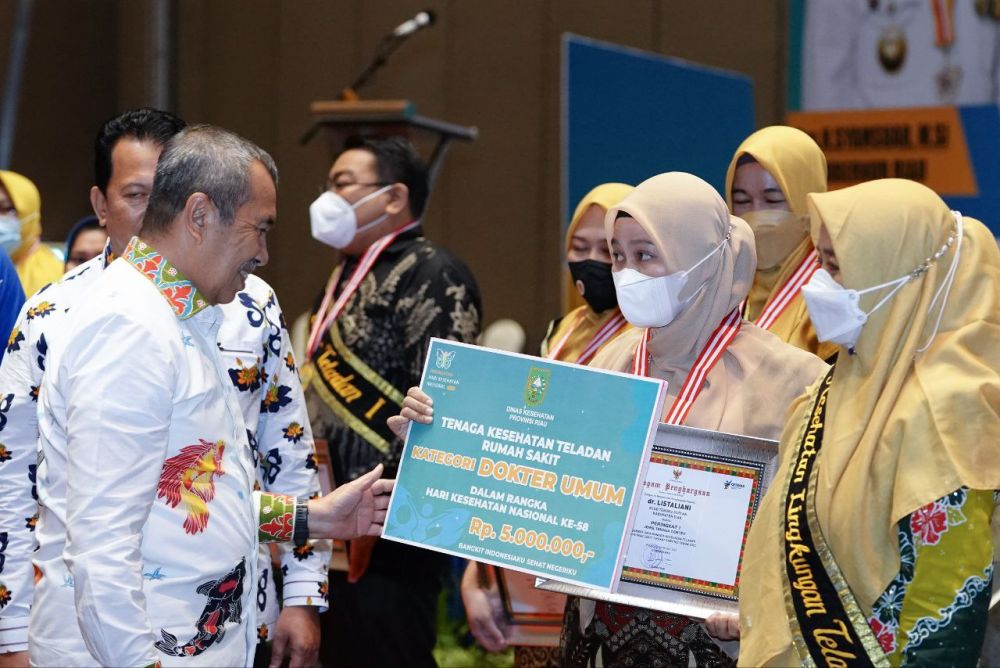 Penyerahan penghargaan pada tenaga kesehatan Riau 2022
