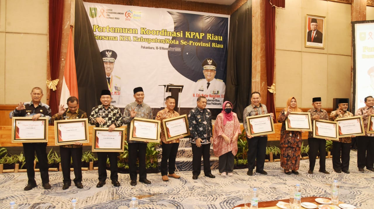 Wabup Inhil bersama pejabat lainnya terima penghargaan KPA Riau