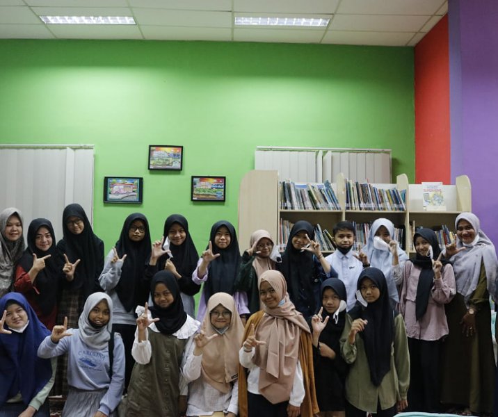 Para pelajar MTs Muhammadiyah 2 Pekanbaru saat mengunjungi Perpustakaan Tenas Effendy, Sabtu (19/11/2022). Foto: Istimewa.
