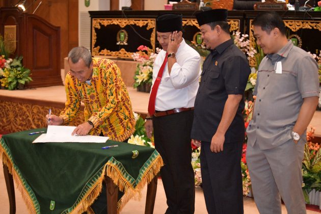 Penandatangan nota kesepakatan oleh Gubernur Riau dan Pimpinan DPRD Provinsi Riau