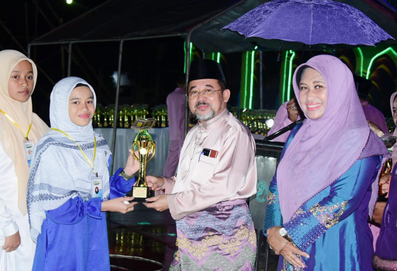 Penyerahan piala pemenang MTQ