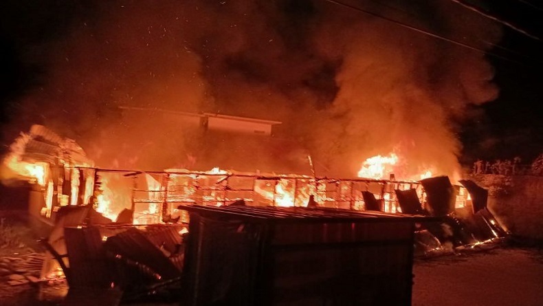 rumah yang terbakar di kota Padang