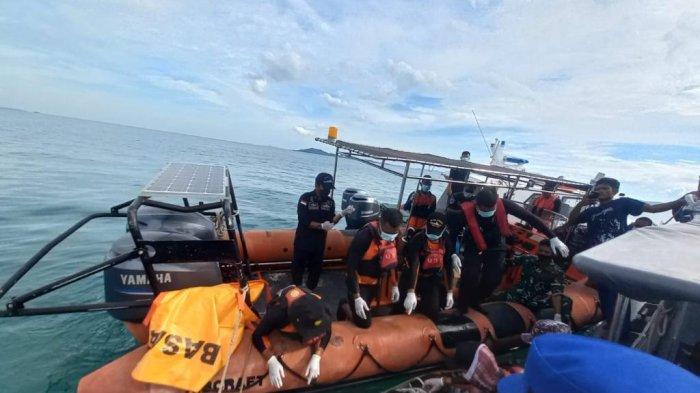 Proses pencarian korban kapal tenggelam di Perairan Batam