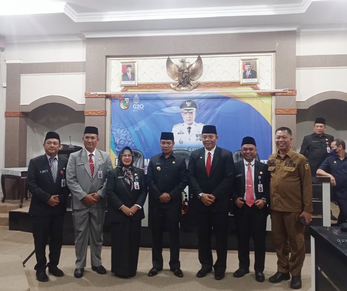 Pj Wali Kota Pekanbaru Muflihun foto bersama enam pejabat eselon II yang menempati jabatan baru, kecuali Zulhelmi Arifin yang berhalangan hadir karena melaksanakan ibadah umrah, Senin (21/11/2022). Foto: Surya/Riau1.