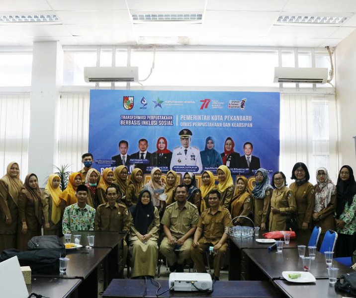 Peserta seminar dan narasumber di Kantor Dispusip Pekanbaru, Senin (21/11/2022). Foto: Istimewa.