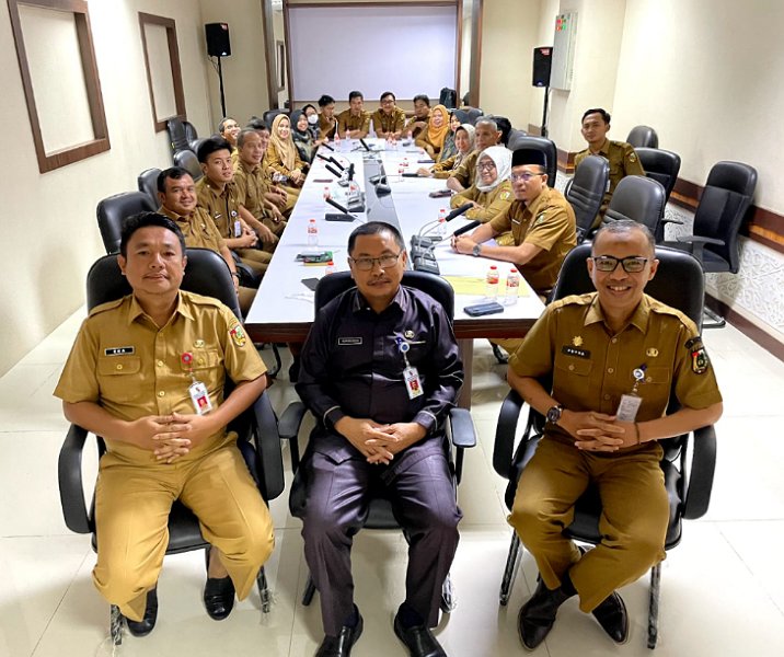 Kepala BKPSDM Pekanbaru Baharuddin bersama Firmansyah Eka Putra, Plt Kepal Diskominfotiksan Tri Sepnasaputra dan staf usai acara sertijab, Selasa (22/11/2022). Foto: Istimewa.