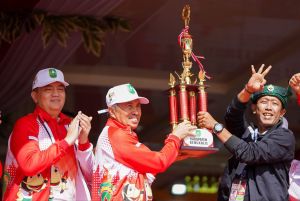Penyerahan piala juara umum Porprov Riau 2022