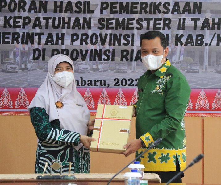 Pj Wali Kota Pekanbaru Muflihun menerima LHP Kinerja dan Kepatuhan Pengelolaan Pajak Daerah Semester II Tahun 2022, Rabu (23/11/2022). Foto: Istimewa.