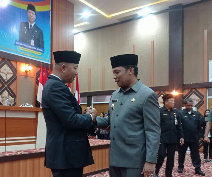 Pj Wali Kota Pekanbaru Muflihun (kanan) menyalami Pj Sekdako Indra Pomi Nasution usai pelantikan di Gedung Utama Kompleks Perkantoran Tenayan Raya, Kamis (24/11/2022). Foto: Surya/Riau1.