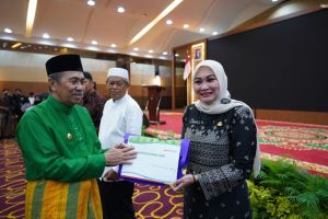Kepala Dinas ESDM Provinsi Riau, Evarefita terima penghargaan