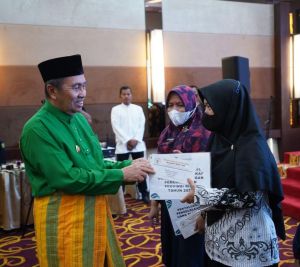 Penyerahan wakaf uang pada pimpinan madrasah