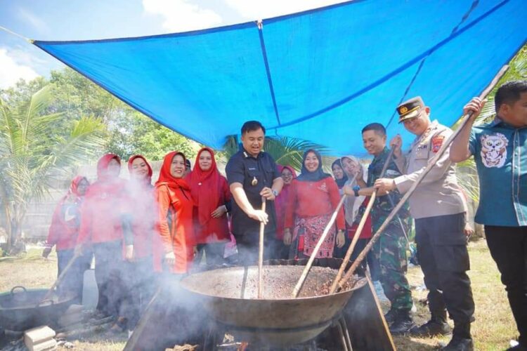Bupati masak rendang untuk bantuan korban gempa Cianjur