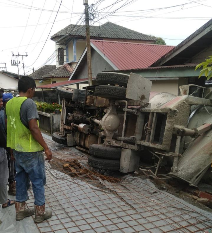 Truk molen yang terbalik