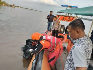 Evakuasi korban tenggelam