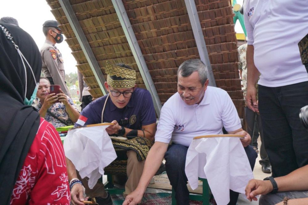 Gubri Syamsuar bersama Menteri Sandiaga Uno belum lama ini di Desa Wisata Dayun