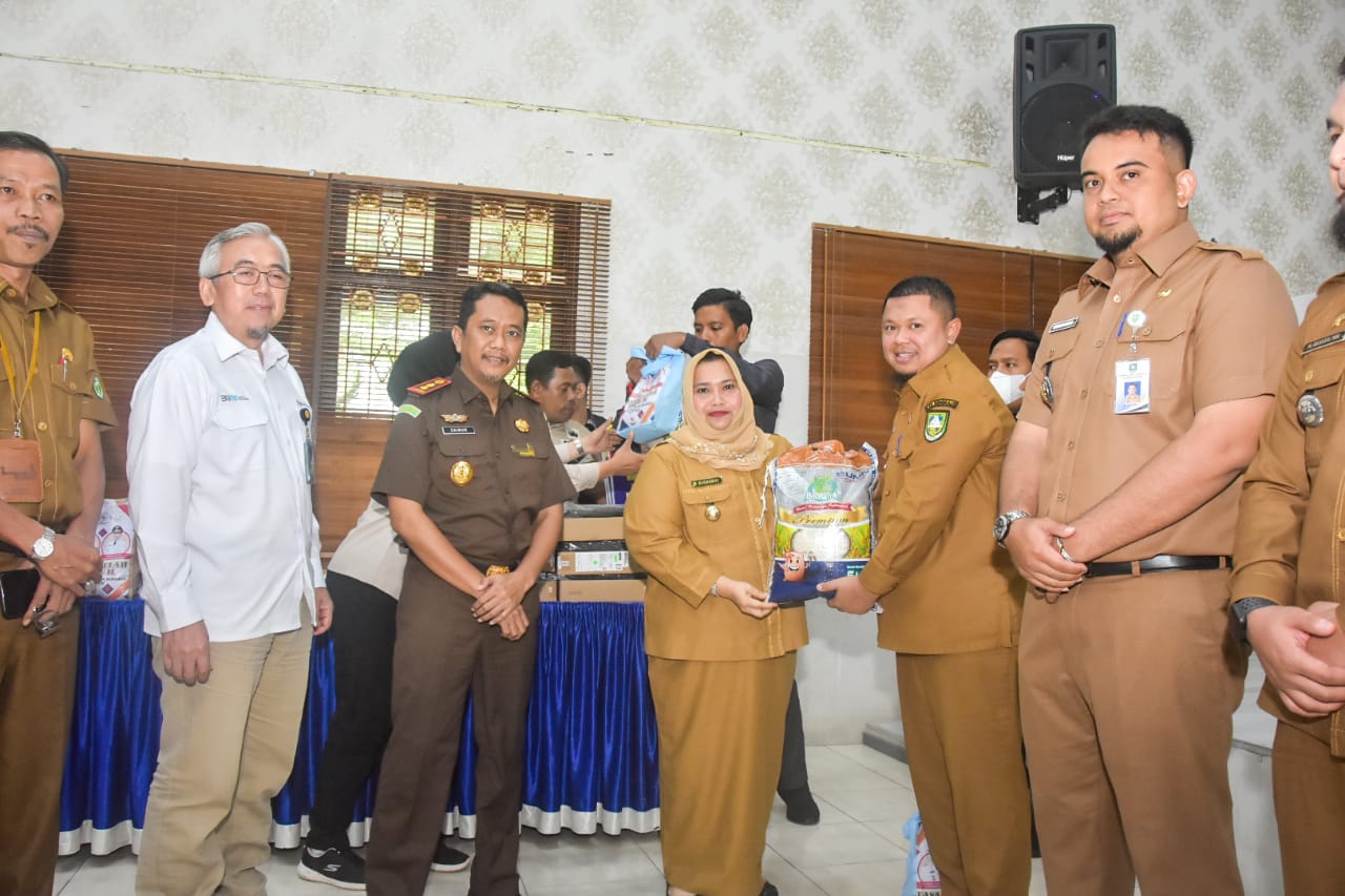 Bupati Bengkalis, Kasmarni serahkan bantuan paket sembako