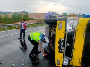 truk jenis colt diesel yang terlibat kecelakaan