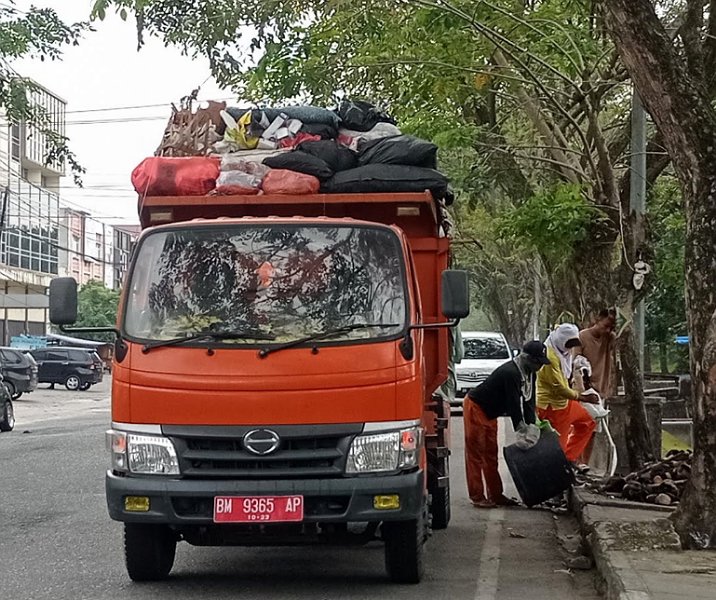 Truk mengangkut sampah di Jalan Datuk Setia Maharaja Pekanbaru. Foto: Surya/Riau1.
