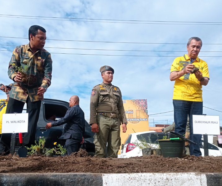 Pj Wali Kota Pekanbaru Muflihun bersama Gubernur Riau Syamsuar saat menanam bunga di pembatas Jalan Sembilang, Kamis (1/12/2022). Foto: Surya/Riau1.