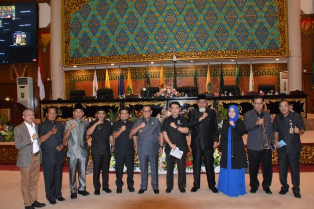 Anggota DPRD Riau bersama Wagubri usai rapat paripurna
