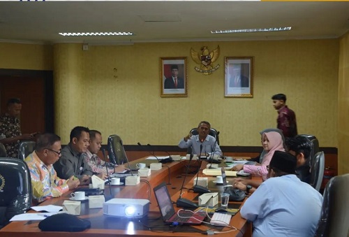 Ketua Pansus, Mardianto Manan saat pimpin rapat