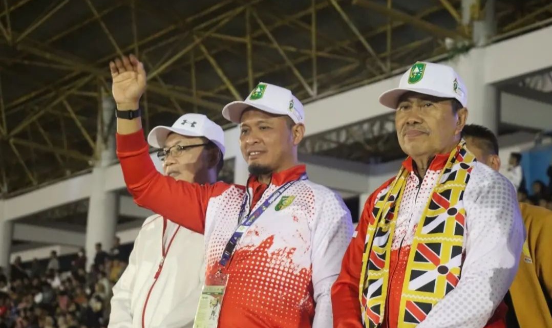 Wakil ketua DPRD Riau, Agung Nugroho bersama Gubri Syamsuar menyapa kontingen peserta Porprov Riau 2022