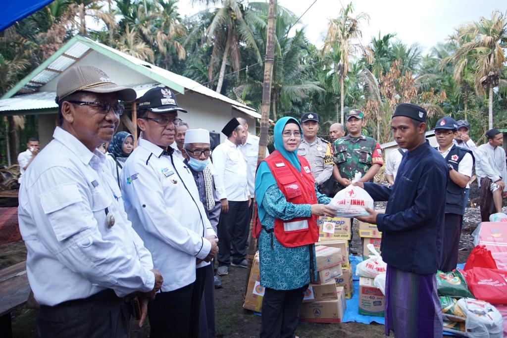 Bupati Inhil dan Ketua TP PKK Inhil menyerahkan bantuan