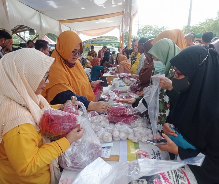 Pasar murah di tengah acara peresmian jalur dua Jalan Paus Rumbai di halaman Masjid Da'wah, Kamis (1/12/2022). Foto: Surya/Riau1.
