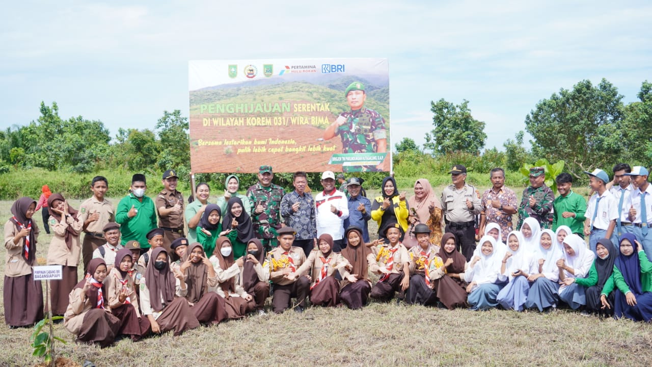 Peserta aksi penghijauan di Eks Danau Buatan Pedamaran